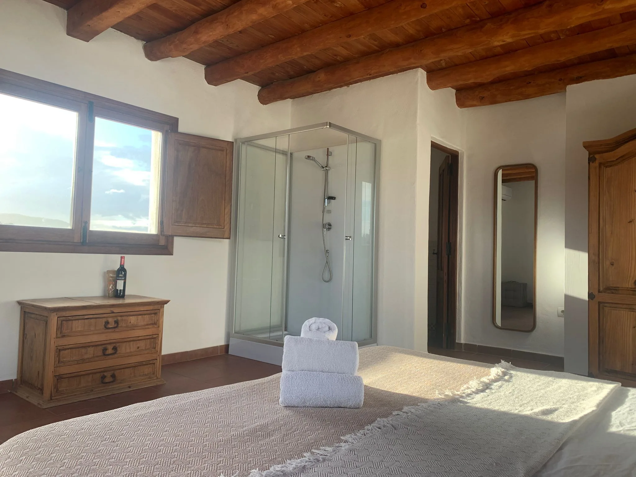 Bright habitacion with wooden beams, private shower cabin and valley view