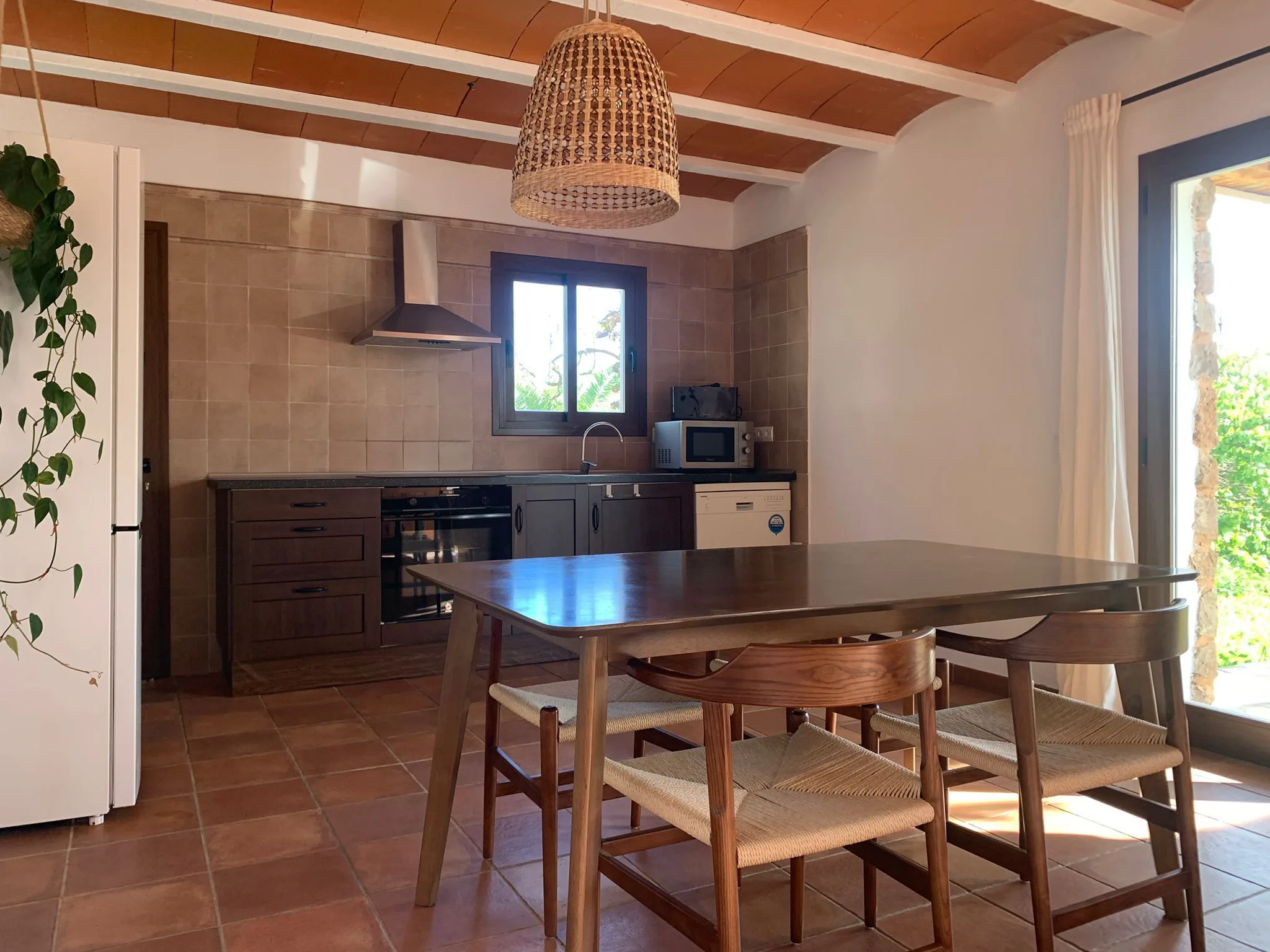 Mediterranean kitchen with terracotta floor tiles — La Casa de Mis Sueños Ibiza