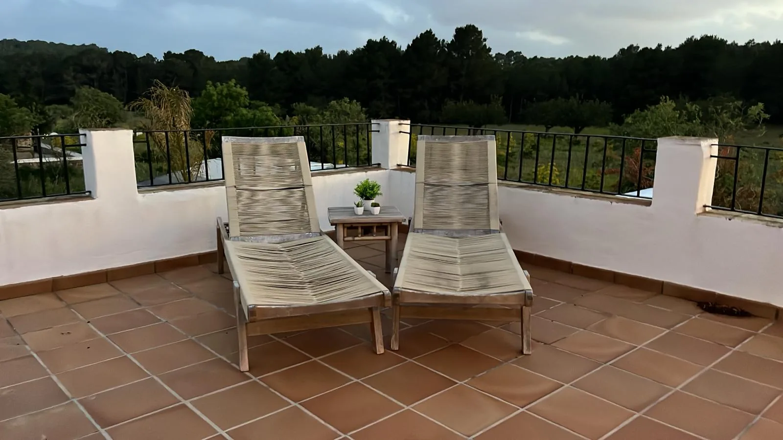 Rooftop terrace with sun loungers and panoramic valley views — La Casa de Mis Sueños